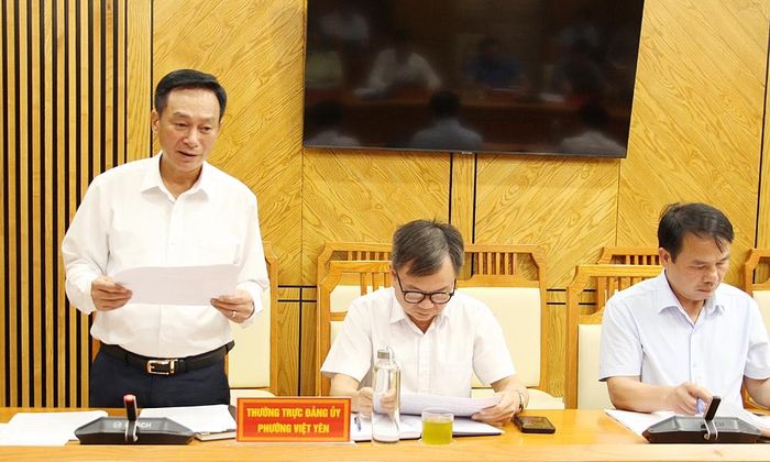  Đồng chí Nguyễn Thanh Bình, Bí thư Đảng ủy, Chủ tịch HĐND phường Việt Yên báo cáo tình hình thực hiện nhiệm vụ quý III của địa phương. 