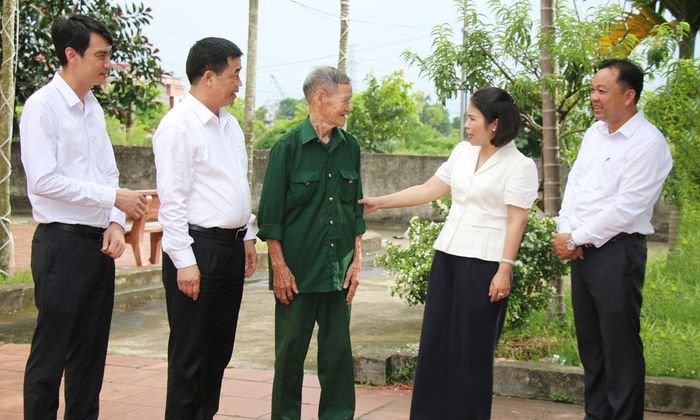 Lãnh đạo Đảng ủy, HĐND phường và đại biểu HĐND phường Chi Lăng trò chuyện với cử tri tổ dân phố Đồng Mai.