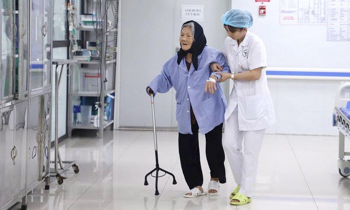 Nhân viên y tế Bệnh viện Đa khoa Yên Phong tận tình hỗ trợ người bệnh cao tuổi. Ảnh minh họa.