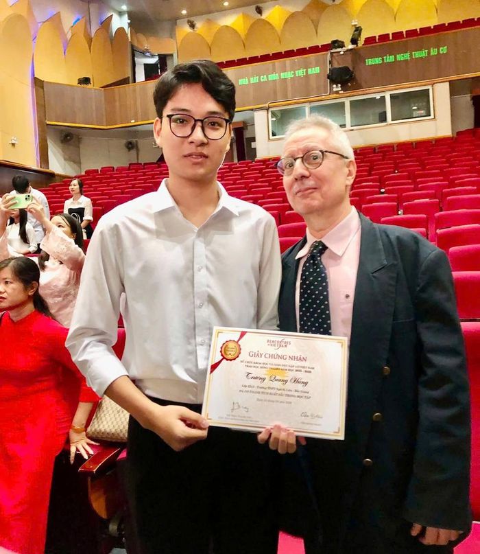  Em Trương Quang Hùng (bên trái) chụp ảnh lưu niệm bên lề chương trình trao học bổng Vallet năm 2026. 