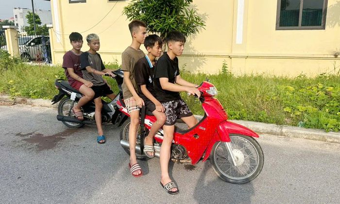 Nhóm 5 thanh, thiếu niên cướp xe máy ở phường Nếnh đêm 16/7/2026.