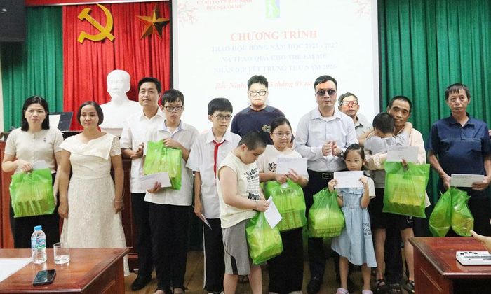  Các đại biểu trao quà cho học sinh và thiếu nhi khiếm thị, con của người khiếm thị nhân dịp Tết Trung thu. 