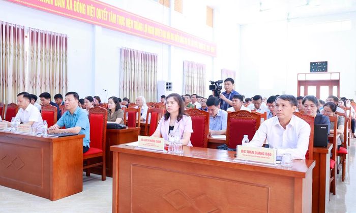  Các đại biểu và cử tri dự hội nghị. 