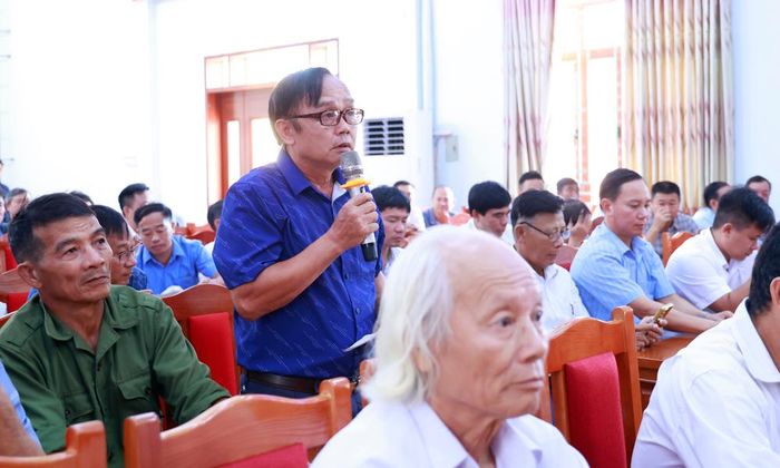  Cử tri Nguyễn Hồng Khánh (thôn Đồng Phúc) nêu ý kiến. 