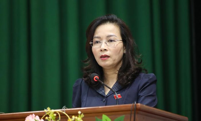  Đồng chí Nguyễn Thị Hương trao đổi với các cử tri. 