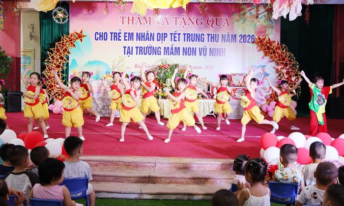  Tiết mục văn nghệ mừng Trung thu do các cháu Trường Mầm non Vũ Ninh thể hiện. 