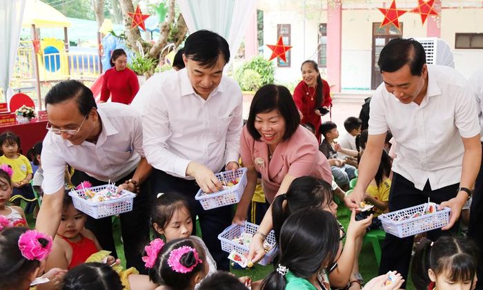  Đồng chí Nguyễn Đình Lợi, lãnh đạo Sở Giáo dục và Đào tạo, phường Vũ Ninh phát quà Trung thu cho các trẻ Trường Mầm non Vũ Ninh. 