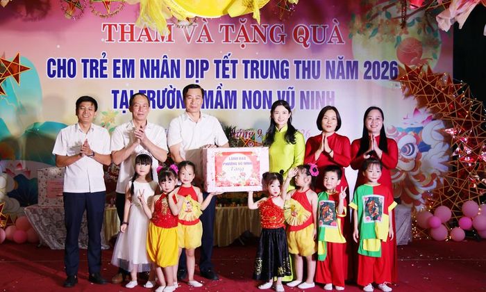  Lãnh đạo phường Vũ Ninh tặng quà Trung thu cho Trường Mầm non Vũ Ninh. 
