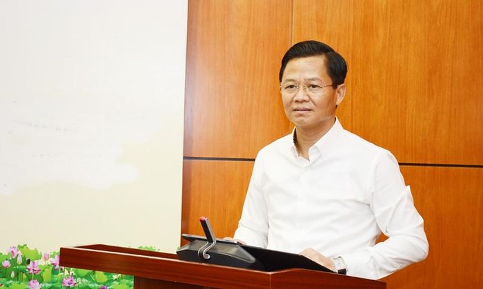 Đồng chí Lưu Đình Thực, Thành ủy viên, Giám đốc Sở Tư pháp phát biểu tại hội thảo.