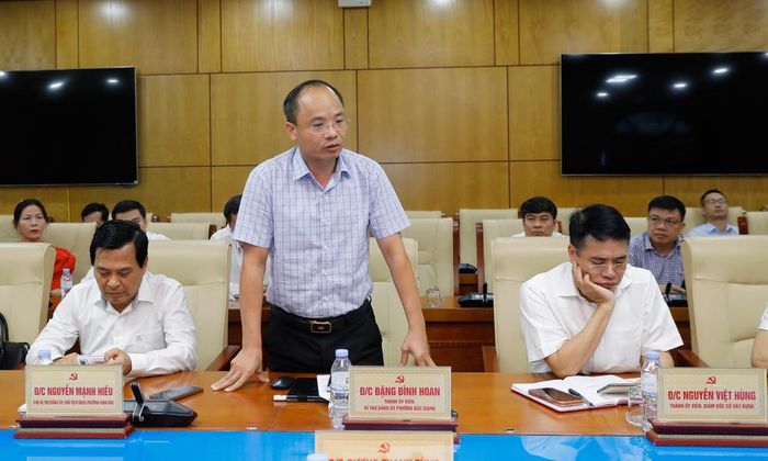  Đồng chí Đặng Đình Hoan, Bí thư Đảng ủy phường Bắc Giang phát biểu. 