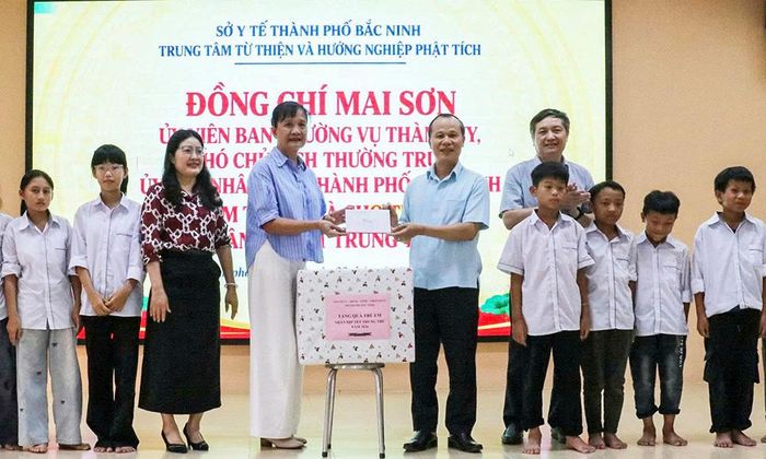 Đồng chí Mai Sơn trao quà Trung thu cho các cháu thiếu nhi tại Trung tâm Từ thiện và Hướng nghiệp Phật Tích.