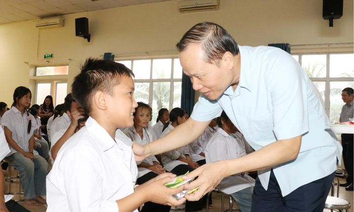 Đồng chí Mai Sơn chia quà cho các cháu thiếu nhi tại Trung tâm Từ thiện và Hướng nghiệp Phật Tích.