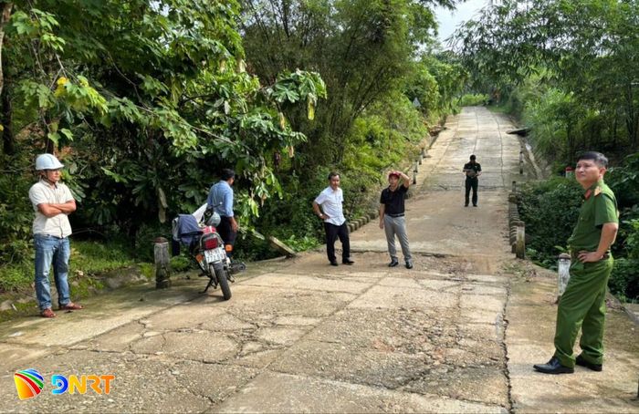 Lãnh đạo UBND xã Phước Trà và ngành chức năng khảo sát các khu vực có nguy cơ ngập lụt sâu, chia cắt giao thông trong mùa mưa bão. Ảnh: N.ĐOAN