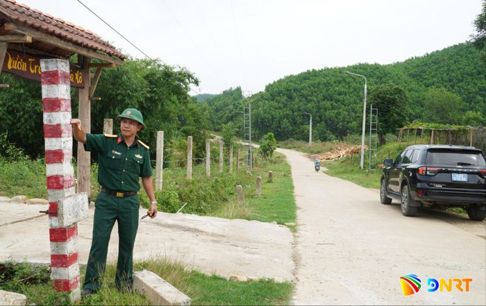 Trung tá Thiều Quang Ánh, Chỉ huy trưởng Ban Chỉ huy Quân sự xã Phước Trà chỉ mực nước lũ năm 2025 tại khu vực ngầm Khe Trót. Ảnh: N.ĐOAN