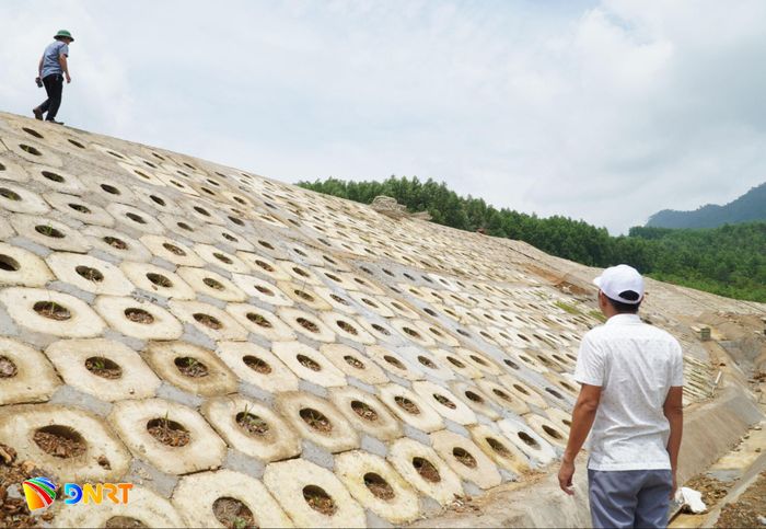 Công trình xử lý sạt lở mái ta luy phía sau khu dân cư Nà Nổ đã thi công hoàn thành. Ảnh: N.ĐOAN