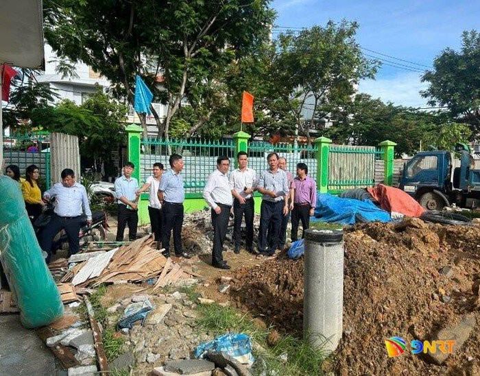 Bí thư Đảng ủy, Chủ tịch HĐND phường Thanh Khê Nguyễn Thành Tiến (thứ 5 từ phải qua) kiểm tra các công trình trường học, chú trọng quản lý, sử dụng hiệu quả nguồn vốn đầu tư công.