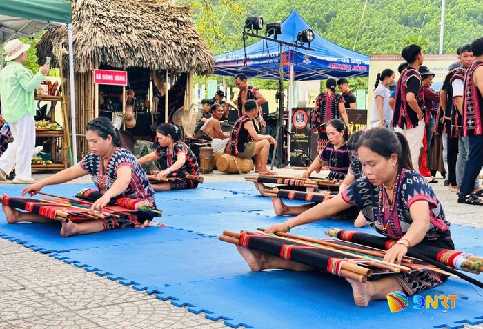 Dết thổ cẩm trở thành bản sắc nổi bật của văn hóa Cơ Tu. Ảnh: VĨNH LỘC