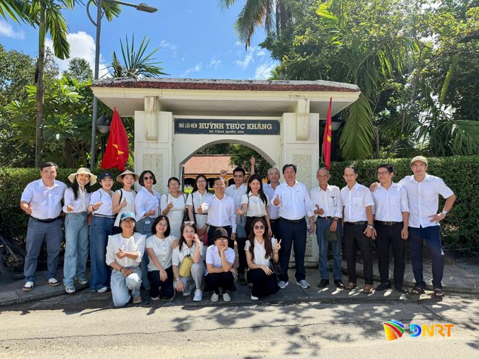 Cán bộ, đảng viên Báo và phát thanh, truyền hình Đà Nẵng tham quan tại Nhà lưu niệm cụ Huỳnh Thúc Kháng.