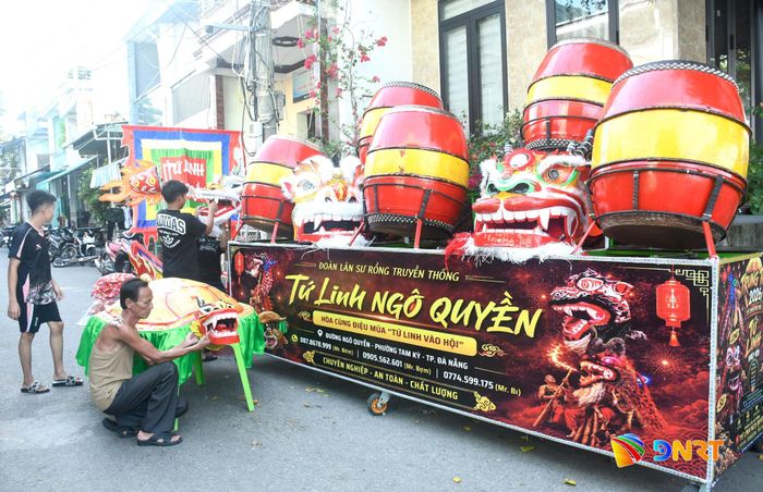 Đoàn lân sư rồng tứ linh Ngô Quyền hoàn thành các công đoạn cuối cùng để tổng duyệt, bắt đầu đi biểu diễn vào tối 12/8 âm lịch. Ảnh: QUANG VIỆT
