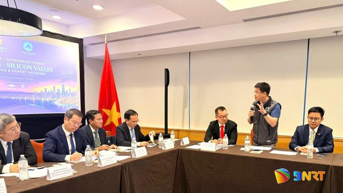 Chuyên gia trao đổi tại phiên đối thoại. Ảnh: ĐOÀN CÔNG TÁC