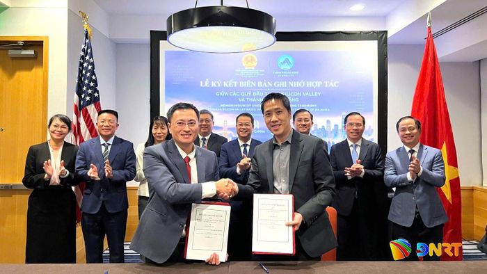 Trao thỏa thuận hợp tác giữa Trung tâm Hỗ trợ khởi nghiệp đổi mới sáng tạo Đà Nẵng và Cyfendo, Inc. Ảnh: ĐOÀN CÔNG TÁC
