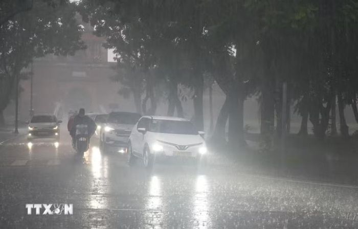 Mưa rất to vào sáng 11/9 khiến hạn chế tầm nhìn, các phương tiện di chuyển trên đường ở thành phố Huế phải bật đèn. Ảnh: NGUYÊN LÝ/TTXVN