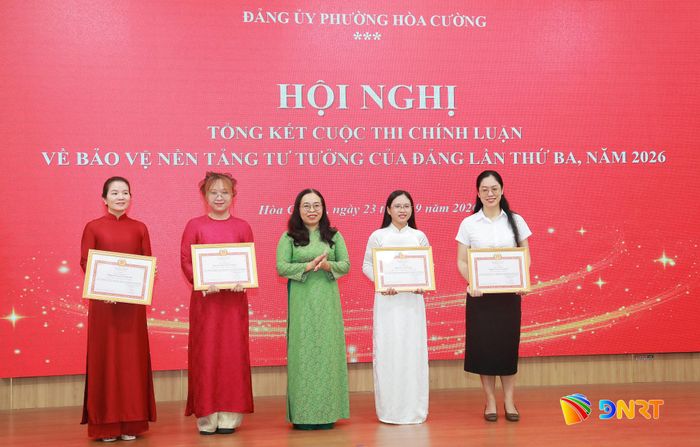 Phó Bí thư Thường trực Đảng ủy phường Hòa Cường Hoàng Giang Yên Thủy trao giấy khen cho các cá nhân. Ảnh: ĐẮC MẠNH