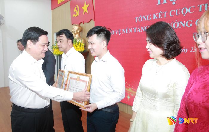 Bí thư Đảng ủy phường Hòa Cường Hồ Thuyên trao giấy khen cho các tập thể. Ảnh: ĐẮC MẠNH