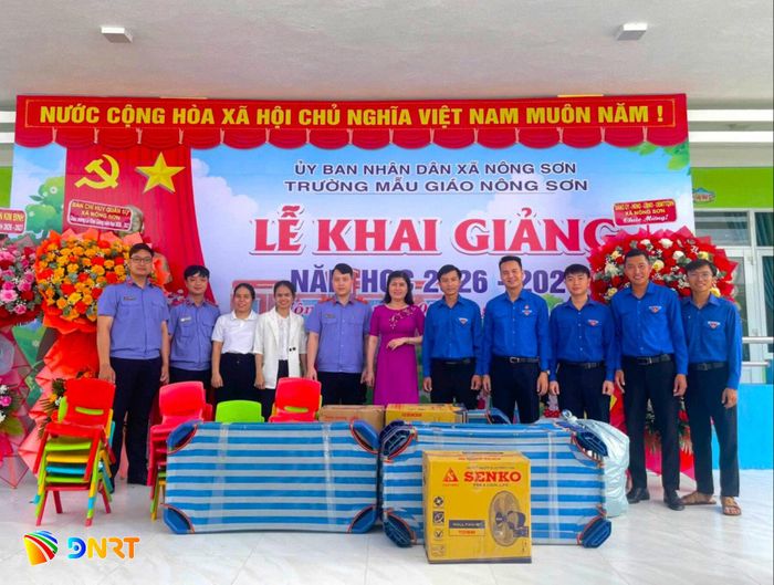 Đoàn Các cơ quan Đảng thành phố Đà Nẵng phối hợp với các đơn vị tặng nhiều trang thiết bị dạy học, sinh hoạt tại Trường Mẫu giáo Nông Sơn (xã Nông Sơn). Ảnh: LÊ TÂN