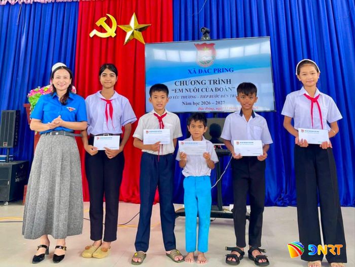 Đoàn xã Đắc Pring tặng kinh phí đỡ đầu cho học sinh khó khăn trên địa bàn do Đoàn Thanh niên UBND thành phố Đà Nẵng hỗ trợ. Ảnh: ĐVCC