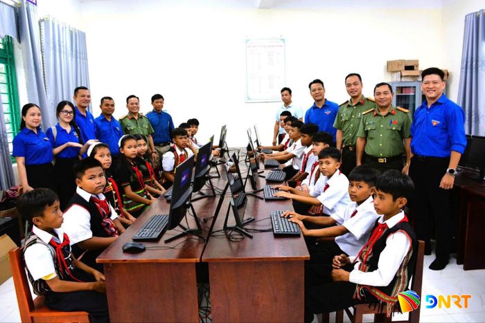 Ban Thanh niên Công an thành phố Đà Nẵng và các đơn vị tặng 10 bộ máy tính bàn cho Trường Tiểu học La Dêê. Ảnh: ĐVCC