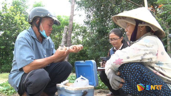 Cán bộ thú y phường Quảng Phú tuyên truyền cho người dân về công tác tiêm phòng vắc xin cho đàn vật nuôi. Ảnh Q.SƠN