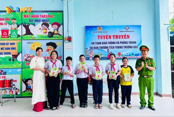 Học sinh Trường Tiểu học Nguyễn Bá Phát tham gia hỏi đáp và nhận quà tại buổi tuyên truyền an toàn giao thông. Ảnh: ĐVCC