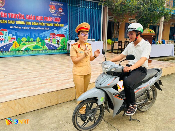 Hoạt động tuyên truyền góp phần nâng cao nhận thức, ý thức chấp hành pháp luật và kỹ năng tham gia giao thông an toàn cho học sinh. Ảnh: ĐVCC