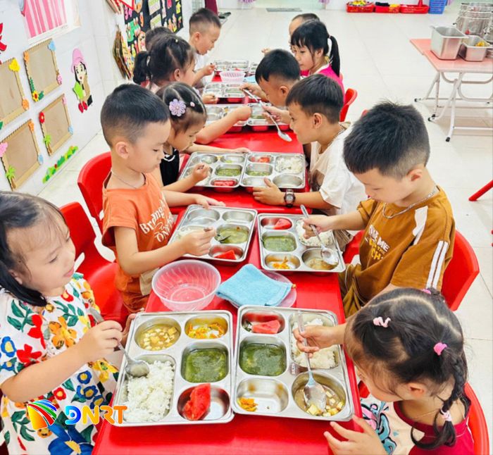 Công khai, minh bạch bữa ăn bán trú để phụ huynh cùng theo dõi. Ảnh: ĐVCC