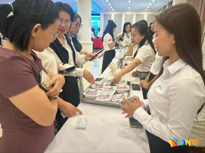 Chi cục An toàn thực phẩm thành phố hướng dẫn các cơ sở thực hiện truy xuất nguồn gốc thực phẩm. Ảnh: KHÁNH HUYỀN