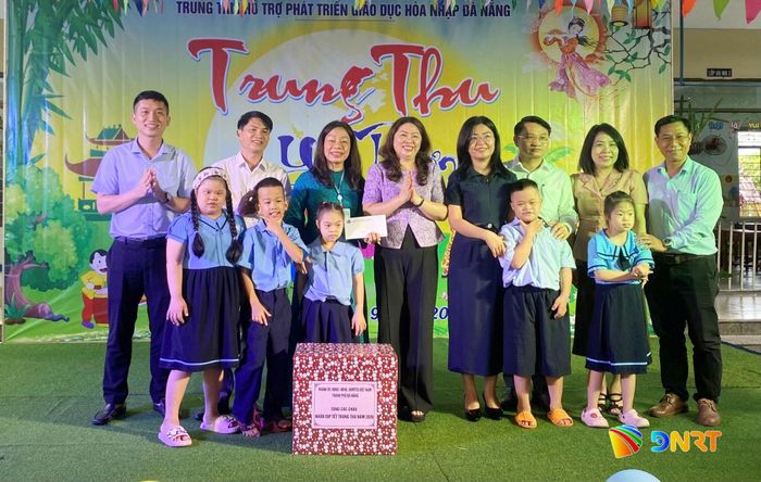 Phó Chủ tịch Thường trực Ủy ban MTTQ Việt Nam thành phố Đà Nẵng Nguyễn Thị Thu Lan (thứ 5, từ trái sang) tặng quà cho Trung tâm Hỗ trợ phát triển giáo dục hòa nhập Đà Nẵng. Ảnh: KHÁNH LINH