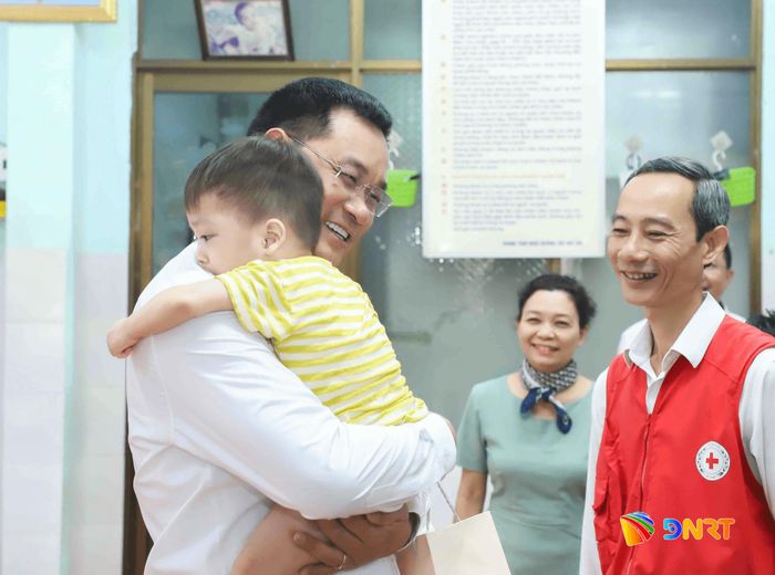 Bí thư Thành ủy Lê Ngọc Quang tặng quà, động viên các cháu đang được chăm sóc, nuôi dưỡng tại Trung tâm Nuôi dạy trẻ mồ côi thuộc Hội Chữ thập đỏ thành phố. Ảnh: NGỌC PHÚ