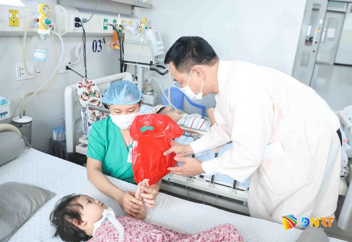 Bí thư Thành ủy Lê Ngọc Quang tặng quà cho bệnh nhi. Ảnh: NGỌC PHÚ