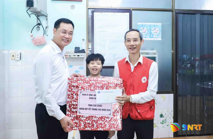 Bí thư Thành ủy Lê Ngọc Quang tặng quà các cháu đang được nuôi dạy tại Trung tâm Nuôi dạy trẻ mồ côi thuộc Hội Chữ thập đỏ thành phố. Ảnh: NGỌC PHÚ