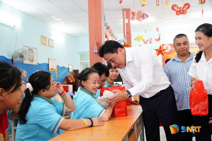 Phó Bí thư Thường trực Thành ủy Nguyễn Khắc Toàn tặng quà Trung thu cho trẻ em tại trung tâm. Ảnh: VINH ANH