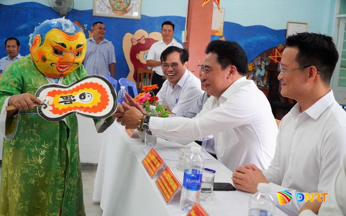 Lãnh đạo thành phố vui Trung thu cùng trẻ em trung tâm. Ảnh: VINH ANH