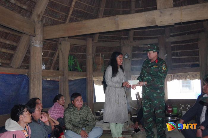 Trao quà hỗ trợ cho các hộ dân đang di dời tạm. Ảnh: Bộ Chỉ huy Quân sự thành phố