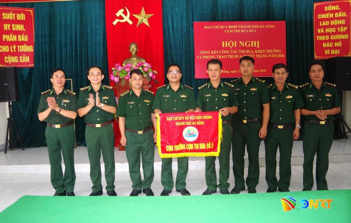 Đồn Biên phòng Cửa Đại bàn giao cờ Cụm trưởng Cụm thi đua số 3 cho Đồn Biên phòng Bình Minh. Ảnh: HỒNG ANH