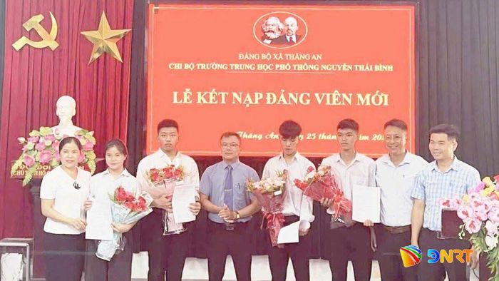 Chi bộ Trường THPT Nguyễn Thái Bình (xã Thăng An) kết nạp đảng viên là học sinh. Ảnh: HỒNG NĂM