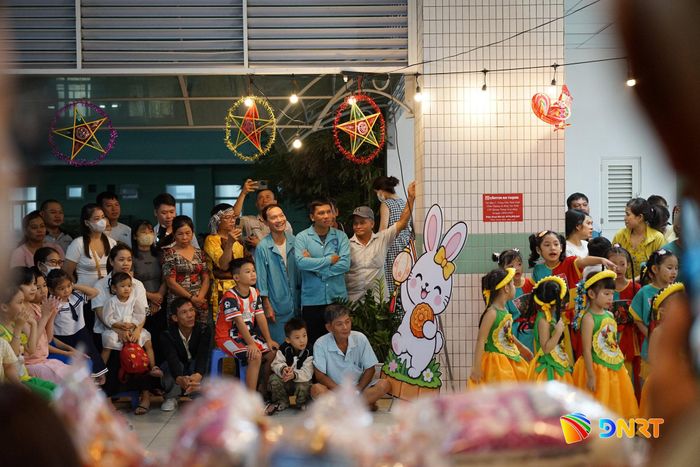 Chương trình lan tỏa không khí ấm áp, rộn ràng của Tết Trung thu đến các em nhỏ và người thân tại Bệnh viện Đà Nẵng. Ảnh: XUÂN SƠN