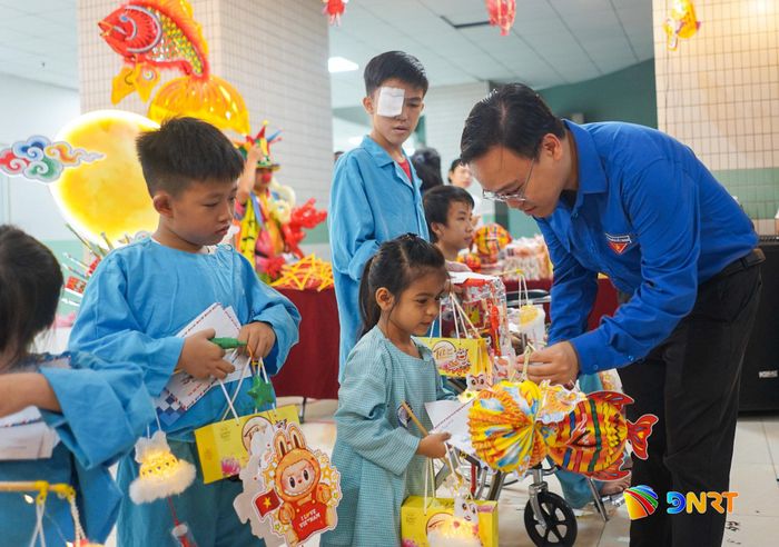 Đoàn Thanh niên UBND thành phố Đà Nẵng trao quà Trung thu cho các em nhỏ. Ảnh: XUÂN SƠN