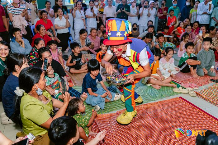 Các em nhỏ tham gia giao lưu và nhận quà tại chương trình. Ảnh: Leaf Village & Farm