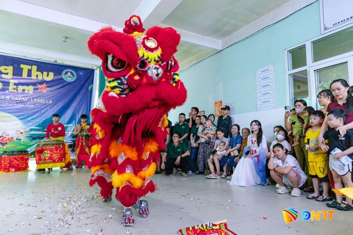 Tiết mục múa lân thu hút các em nhỏ. Ảnh: Leaf Village & Farm