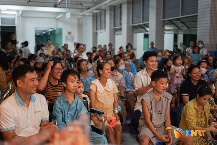 Chương trình lan tỏa không khí ấm áp, rộn ràng của Tết Trung thu đến các em nhỏ và người thân tại Bệnh viện Đà Nẵng. Ảnh: XUÂN SƠN